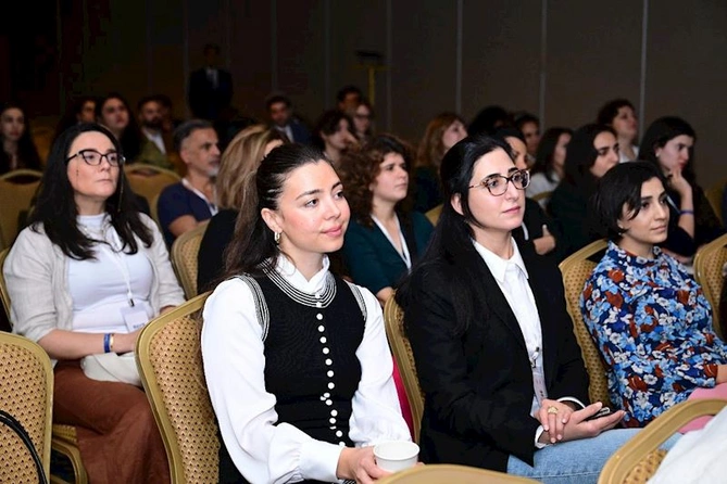 “Həqiqətin gözü” — Antalyada Reza Deqatinin yarıməsrlik sənət yolunun təqdimatı
