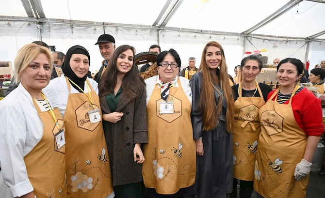 Leyla və Arzu Əliyeva yarmarkada — FOTOLAR Leyla və Arzu Əliyeva yarmarkada — FOTOLAR