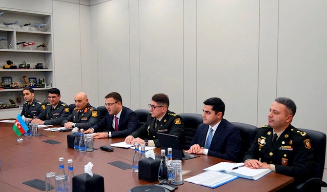 Amerikalı general Şəhidlər xiyabanına getdi — FOTOLAR Amerikalı general Şəhidlər xiyabanına getdi — FOTOLAR
