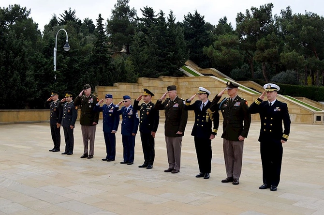 Amerikalı general Şəhidlər xiyabanına getdi — FOTOLAR Amerikalı general Şəhidlər xiyabanına getdi — FOTOLAR