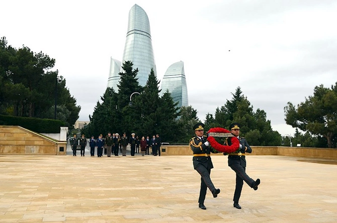 Amerikalı general Şəhidlər xiyabanına getdi — FOTOLAR Amerikalı general Şəhidlər xiyabanına getdi — FOTOLAR