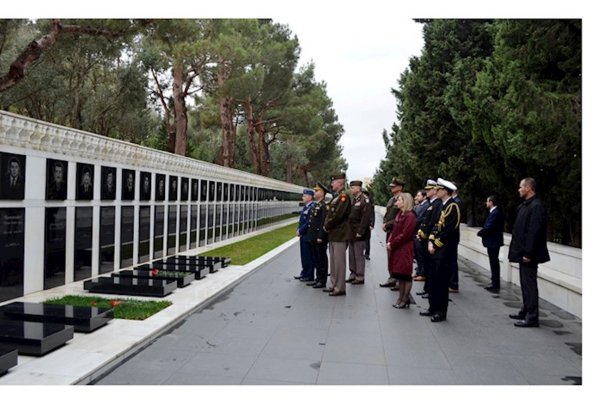 Amerikalı general Şəhidlər xiyabanına getdi — FOTOLAR