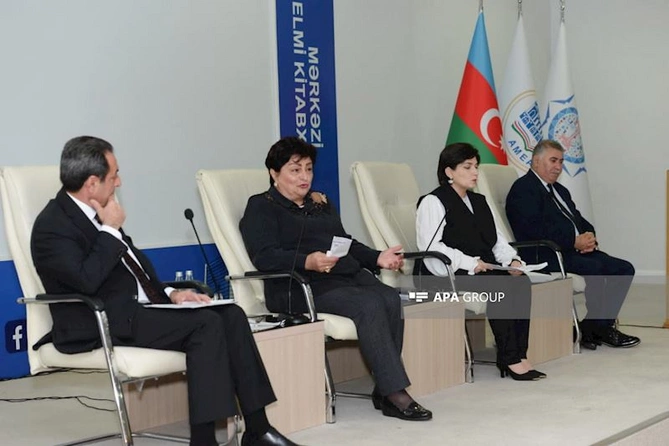 “Mediada Azərbaycan ədəbi dilinin normalarının düzgün tətbiqi” konfransında ilk panel sessiya keçirilib — FOTOLAR