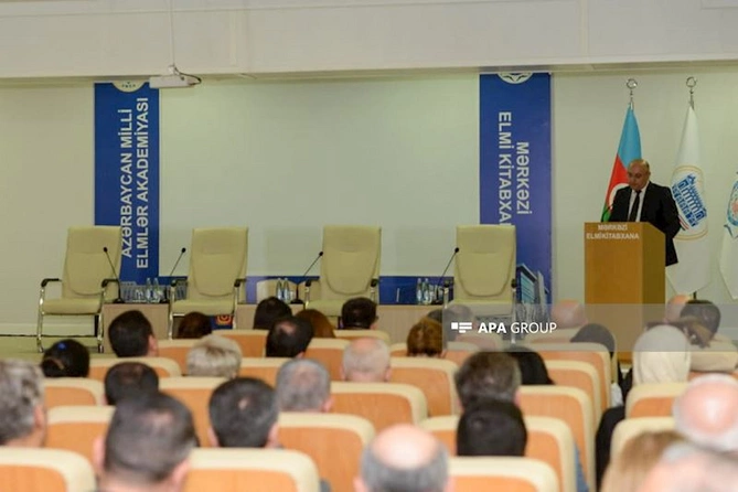 “Mediada Azərbaycan ədəbi dilinin normalarının düzgün tətbiqi” konfransında ilk panel sessiya keçirilib — FOTOLAR
