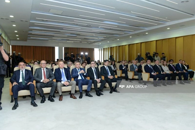 “Mediada Azərbaycan ədəbi dilinin normalarının düzgün tətbiqi” konfransında ilk panel sessiya keçirilib — FOTOLAR