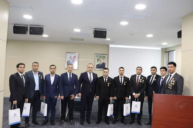Əmanətlərin Sığortalanması Fondunda 8 Noyabr — Zəfər Gününə həsr olunmuş tədbir keçirilib (FOTOLAR) Əmanətlərin Sığortalanması Fondunda 8 Noyabr — Zəfər Gününə həsr olunmuş tədbir keçirilib (FOTOLAR)