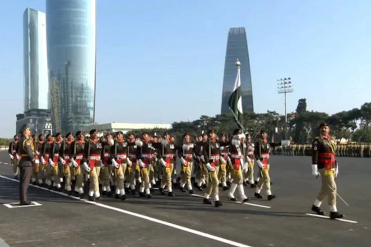 Pakistan hərbçiləri paradda keçid edib