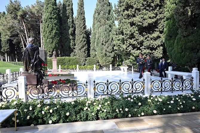 Müdafiə Nazirliyinin kollektivi Heydər Əliyevin və şəhidlərin məzarlarını ziyarət ediblər — FOTOLAR Müdafiə Nazirliyinin kollektivi Heydər Əliyevin və şəhidlərin məzarlarını ziyarət ediblər — FOTOLAR