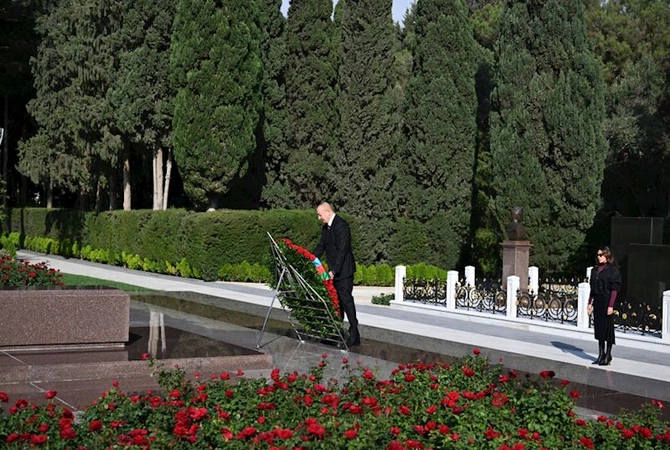 Prezident və birinci xanım Heydər Əliyevin məzarını ziyarət ediblər — FOTOLAR