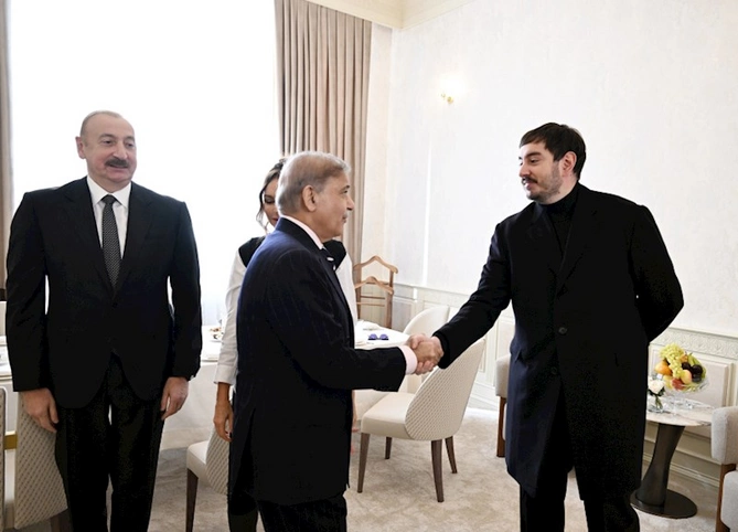 Prezidentlə ailəsinin paraddan yeni FOTOLARI Prezidentlə ailəsinin paraddan yeni FOTOLARI