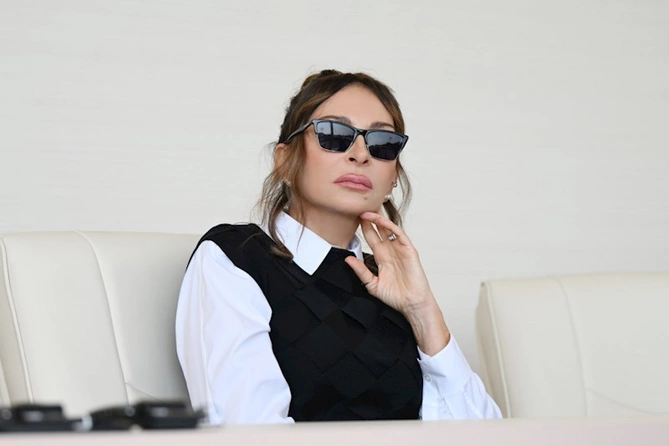 Prezidentlə ailəsinin paraddan yeni FOTOLARI Prezidentlə ailəsinin paraddan yeni FOTOLARI