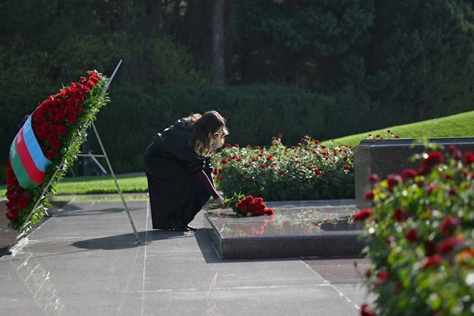 Prezident və birinci xanım Heydər Əliyevin məzarını ziyarət ediblər — FOTOLAR