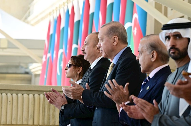 Prezidentlə ailəsinin paraddan yeni FOTOLARI Prezidentlə ailəsinin paraddan yeni FOTOLARI
