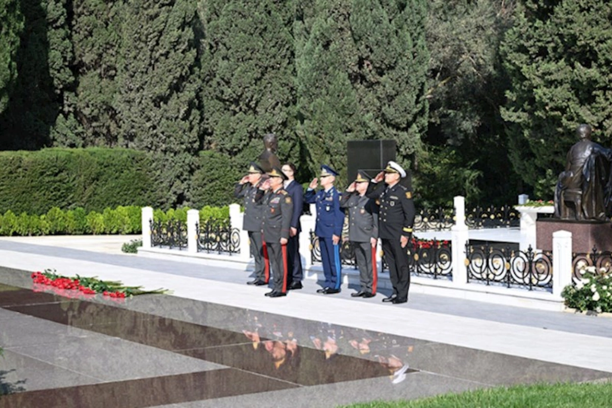 Müdafiə Nazirliyinin kollektivi Heydər Əliyevin və şəhidlərin məzarlarını ziyarət ediblər — FOTOLAR