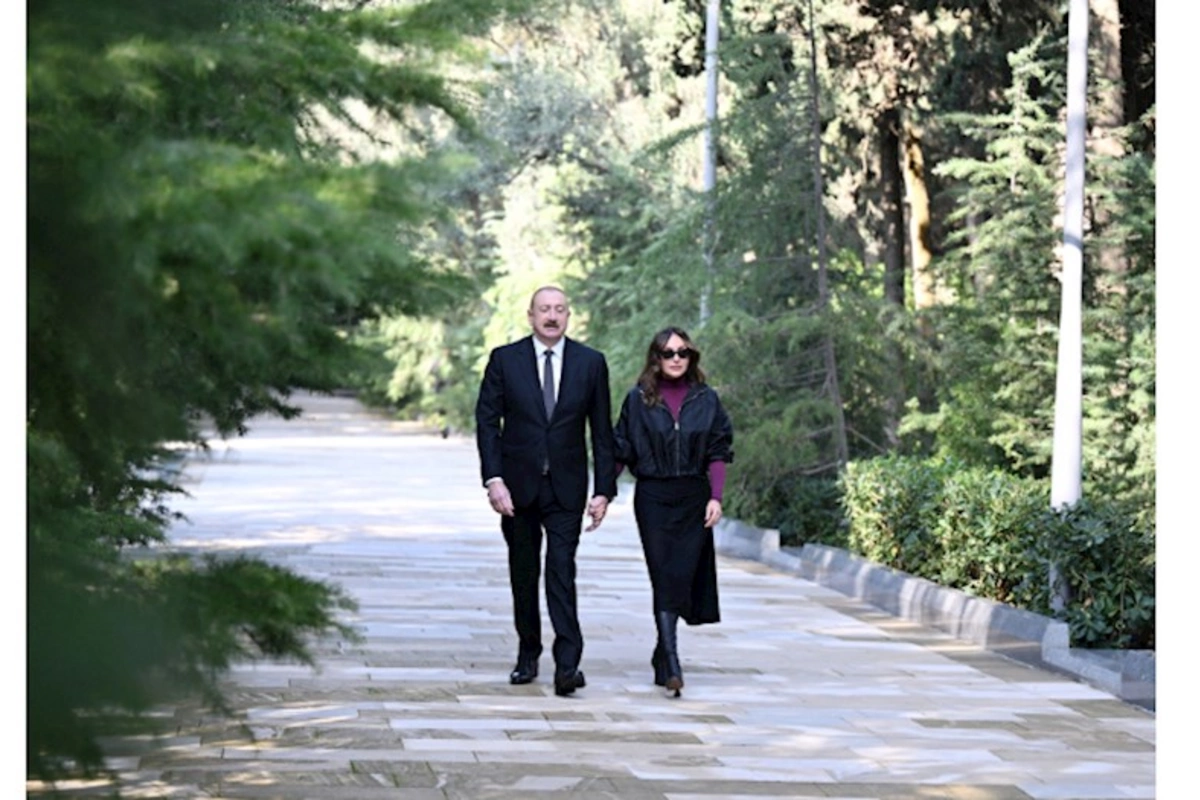 Prezident və birinci xanım Heydər Əliyevin məzarını ziyarət ediblər — FOTOLAR