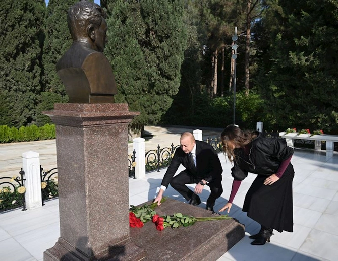 Prezident və birinci xanım Heydər Əliyevin məzarını ziyarət ediblər — FOTOLAR