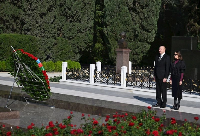 Prezident və birinci xanım Heydər Əliyevin məzarını ziyarət ediblər — FOTOLAR