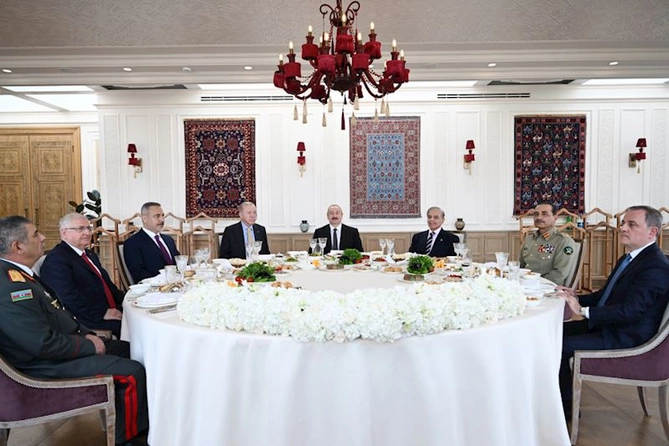 Liderlər birgə nahar etdilər — FOTO Liderlər birgə nahar etdilər — FOTO