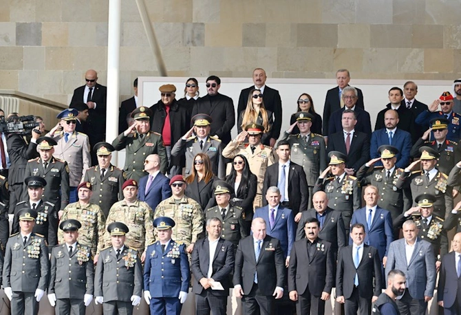 Prezidentlə ailəsinin paraddan yeni FOTOLARI Prezidentlə ailəsinin paraddan yeni FOTOLARI