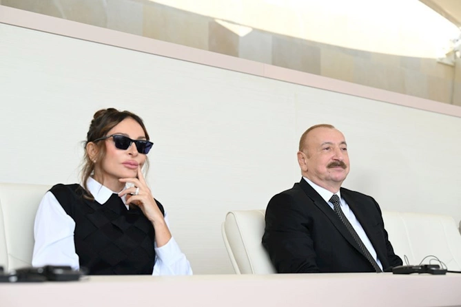Prezidentlə ailəsinin paraddan yeni FOTOLARI Prezidentlə ailəsinin paraddan yeni FOTOLARI