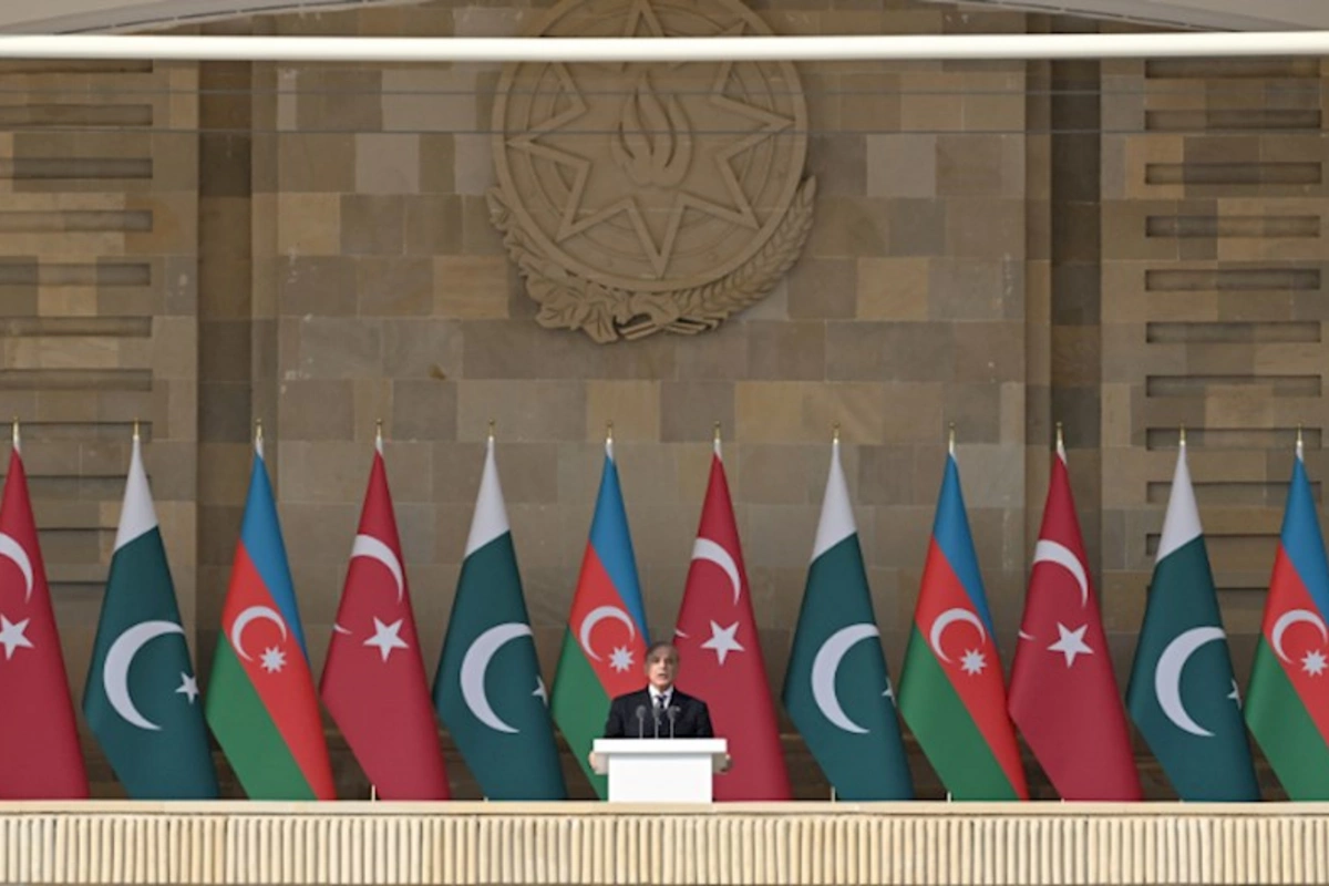 Bu gün burada möhtəşəm hadisəni qeyd edən güclü Azərbaycan xalqını görürəm