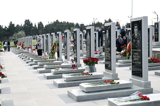 Müdafiə Nazirliyinin kollektivi Heydər Əliyevin və şəhidlərin məzarlarını ziyarət ediblər — FOTOLAR Müdafiə Nazirliyinin kollektivi Heydər Əliyevin və şəhidlərin məzarlarını ziyarət ediblər — FOTOLAR