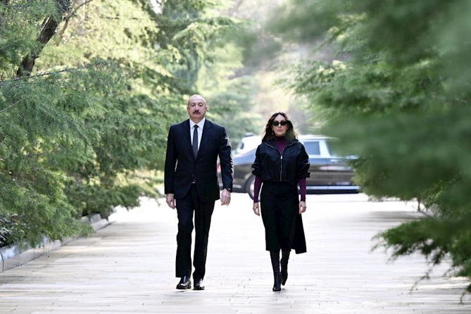 Prezident və birinci xanım Heydər Əliyevin məzarını ziyarət ediblər — FOTOLAR