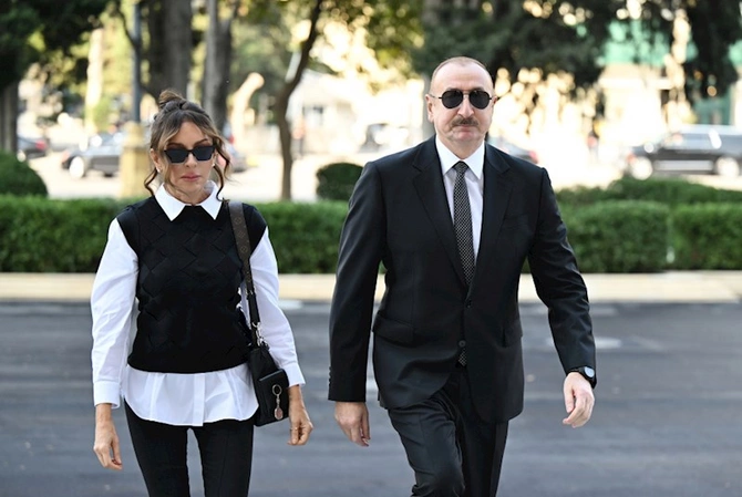 Prezidentlə ailəsinin paraddan yeni FOTOLARI Prezidentlə ailəsinin paraddan yeni FOTOLARI