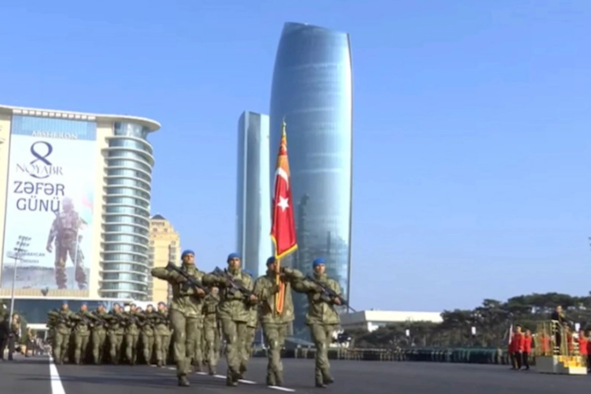 Türkiyə hərbçiləri hərbi paradda tribuna önündən keçib