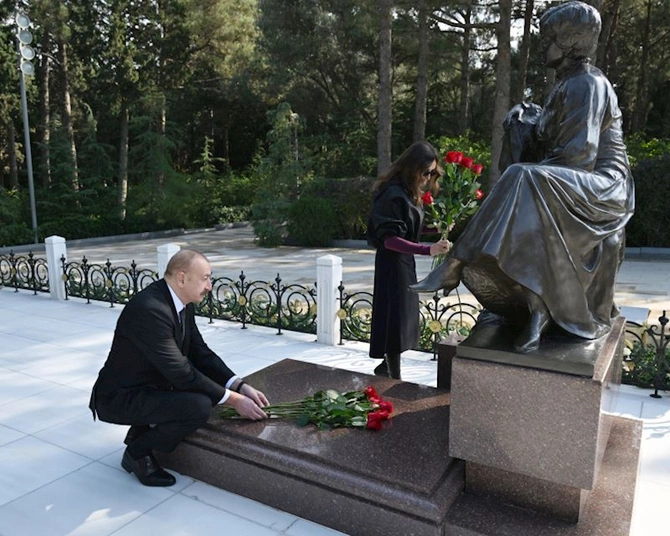 Prezident və birinci xanım Heydər Əliyevin məzarını ziyarət ediblər — FOTOLAR