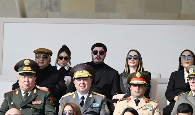 Prezidentlə ailəsinin paraddan yeni FOTOLARI Prezidentlə ailəsinin paraddan yeni FOTOLARI