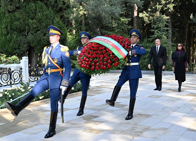 Prezident və birinci xanım Heydər Əliyevin məzarını ziyarət ediblər — FOTOLAR