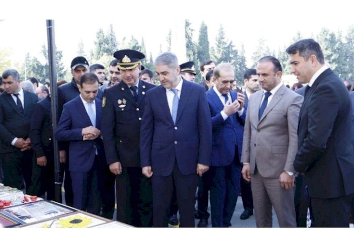 Çəkilin, icra başçısı gəlir...