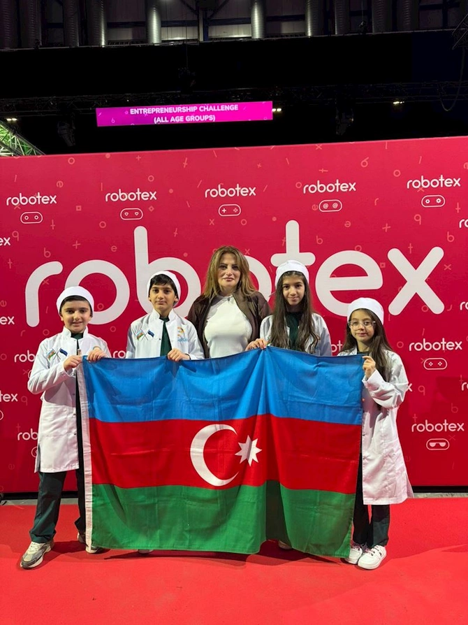 Azərbaycandan olan məktəbli komandası beynəlxalq yarışda qalib gəldi — VİDEO/FOTOLAR Azərbaycandan olan məktəbli komandası beynəlxalq yarışda qalib gəldi — VİDEO/FOTOLAR