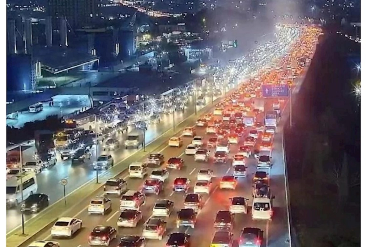 Paytaxt yollarında tıxac var — SİYAHI