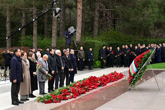 Mədəniyyət Nazirliyinin kollektivi Heydər Əliyevin məzarını ziyarət etdi — FOTOLAR
