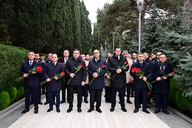 Mədəniyyət Nazirliyinin kollektivi Heydər Əliyevin məzarını ziyarət etdi — FOTOLAR