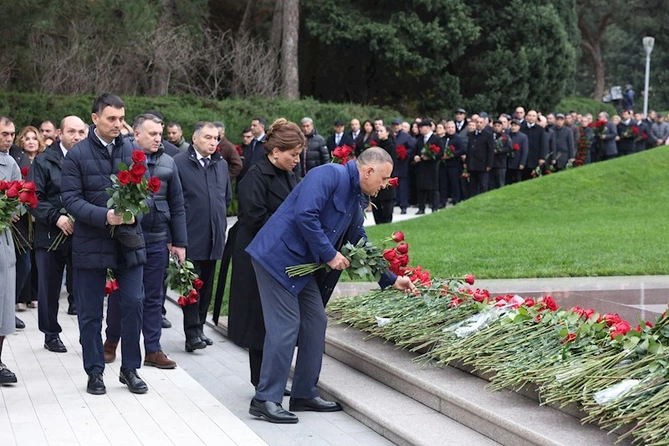 Veysəloğlu Şirkətlər Qrupu Fəxri xiyabanda Ümummilli Liderin məzarını ziyarət etdi — FOTOLAR