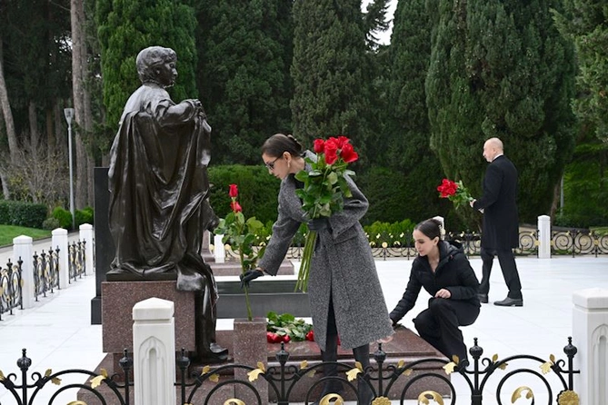 Prezident İlham Əliyev və birinci xanım Mehriban Əliyeva Ümummilli Lider Heydər Əliyevin məzarını ziyarət ediblər — FOTOLAR (YENİLƏNİB)