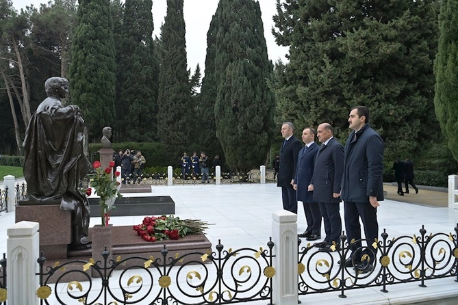 Elm və Təhsil Nazirliyinin kollektivi Fəxri xiyabanda — FOTOLAR Elm və Təhsil Nazirliyinin kollektivi Fəxri xiyabanda — FOTOLAR