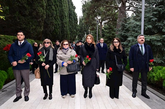 Mədəniyyət Nazirliyinin kollektivi Heydər Əliyevin məzarını ziyarət etdi — FOTOLAR
