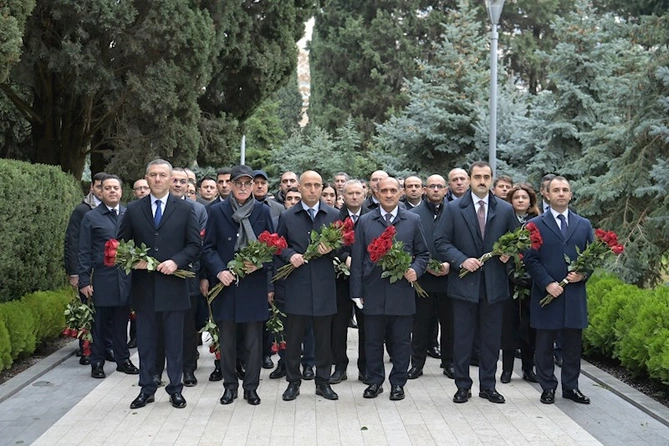 Elm və Təhsil Nazirliyinin kollektivi Fəxri xiyabanda — FOTOLAR Elm və Təhsil Nazirliyinin kollektivi Fəxri xiyabanda — FOTOLAR