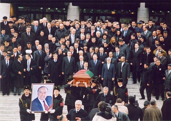 Heydər Əliyevin dəfninə gələn dünya liderləri — FOTO Heydər Əliyevin dəfninə gələn dünya liderləri — FOTO