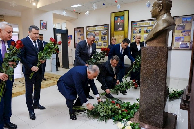 Heydər Əliyevin xatirəsi Həştərxan şəhərində yad edildi — FOTOLAR Heydər Əliyevin xatirəsi Həştərxan şəhərində yad edildi — FOTOLAR