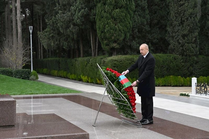 Prezident İlham Əliyev və birinci xanım Mehriban Əliyeva Ümummilli Lider Heydər Əliyevin məzarını ziyarət ediblər — FOTOLAR (YENİLƏNİB)