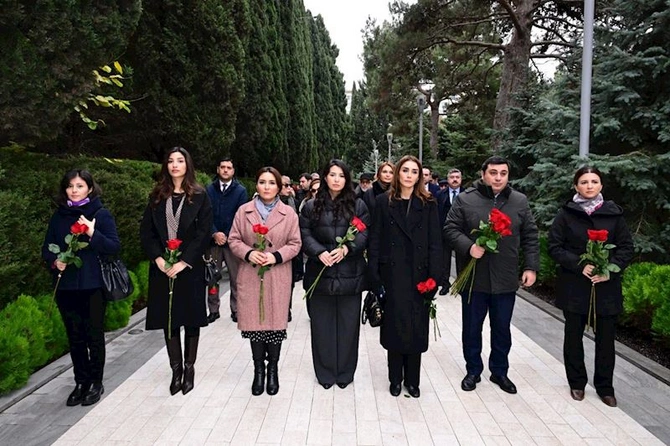 Mədəniyyət Nazirliyinin kollektivi Heydər Əliyevin məzarını ziyarət etdi — FOTOLAR