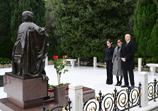 Prezident İlham Əliyev və birinci xanım Mehriban Əliyeva Ümummilli Lider Heydər Əliyevin məzarını ziyarət ediblər — FOTOLAR (YENİLƏNİB)