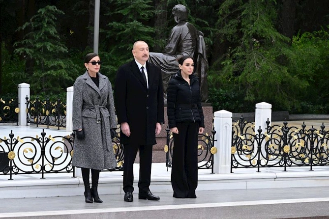 Prezident İlham Əliyev və birinci xanım Mehriban Əliyeva Ümummilli Lider Heydər Əliyevin məzarını ziyarət ediblər — FOTOLAR (YENİLƏNİB)