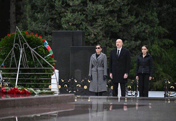 Prezident İlham Əliyev və birinci xanım Mehriban Əliyeva Ümummilli Lider Heydər Əliyevin məzarını ziyarət ediblər — FOTOLAR (YENİLƏNİB)