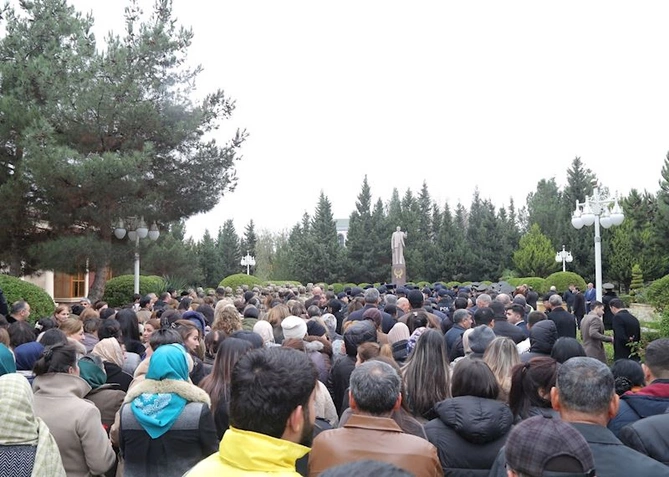 Hacıqabulda Ümummilli liderin vəfatının 22-ci ildönümü ehtiramla yad edildi — FOTOLAR Hacıqabulda Ümummilli liderin vəfatının 22-ci ildönümü ehtiramla yad edildi — FOTOLAR